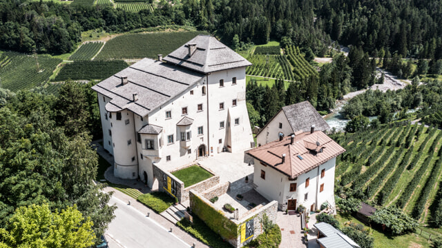 fotografia aerea di Castel Caldes circondato dal verde